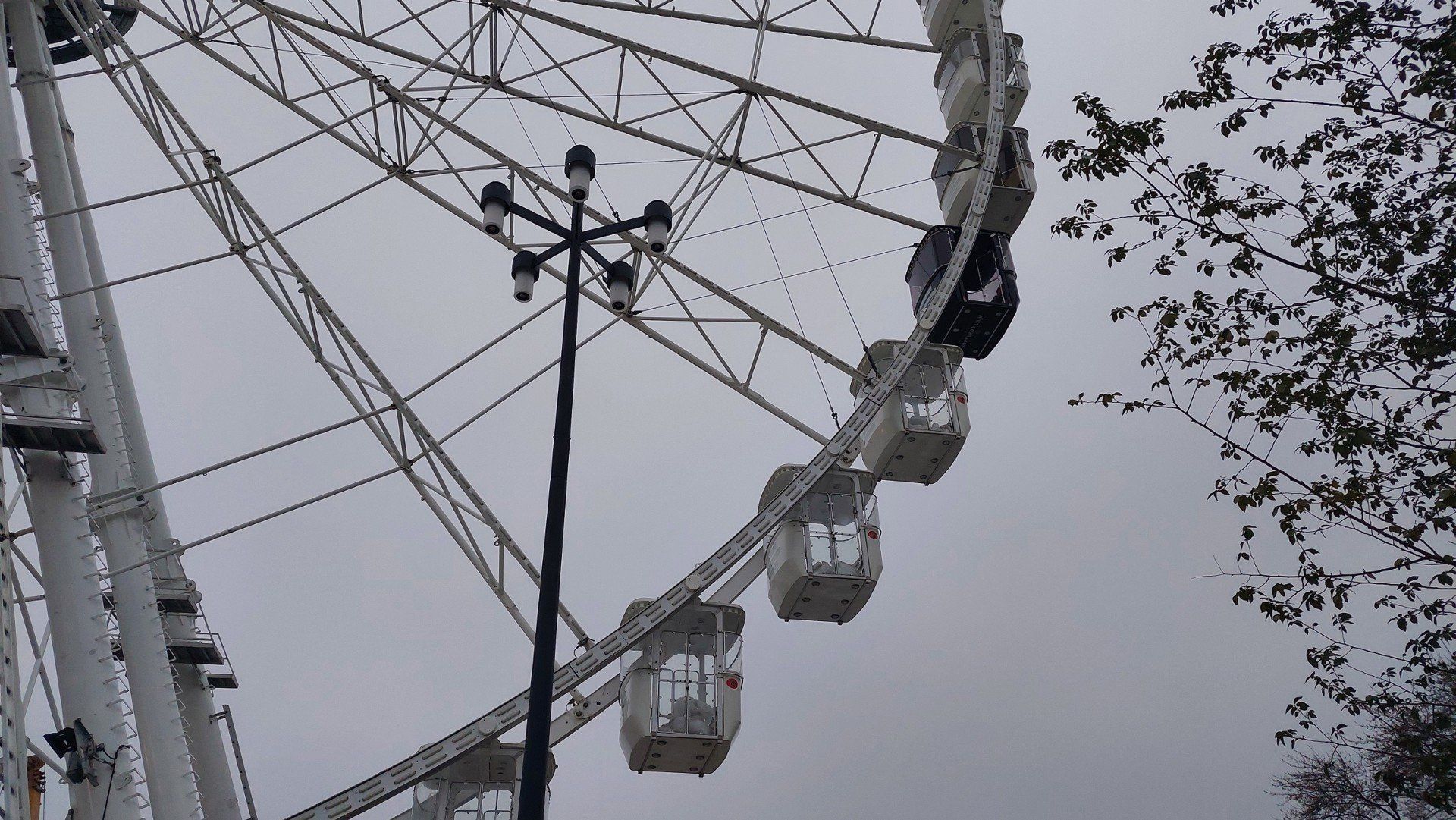 Tak wygląda świąteczny Jarmark Warszawski 2025 na trzy dni przed otwarciem.