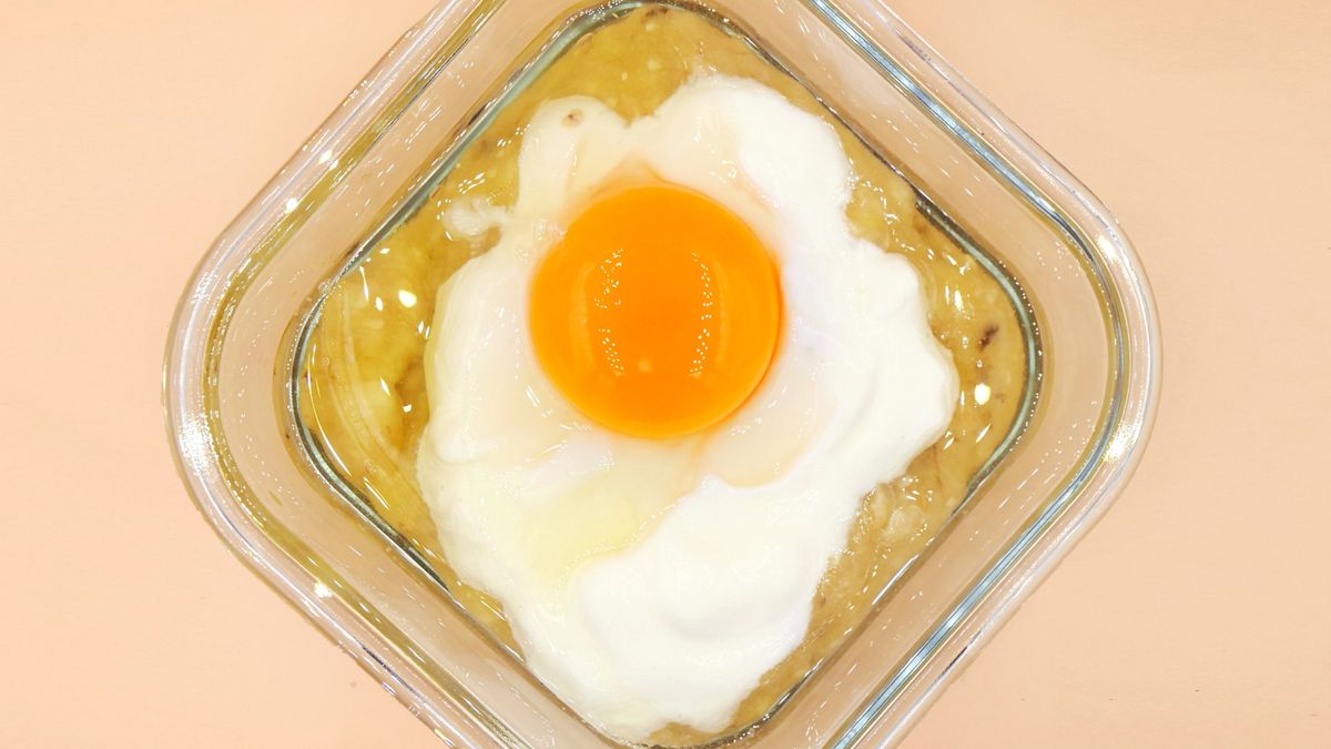 Mieszam rozgniecionego banana, jogurt i jajko.