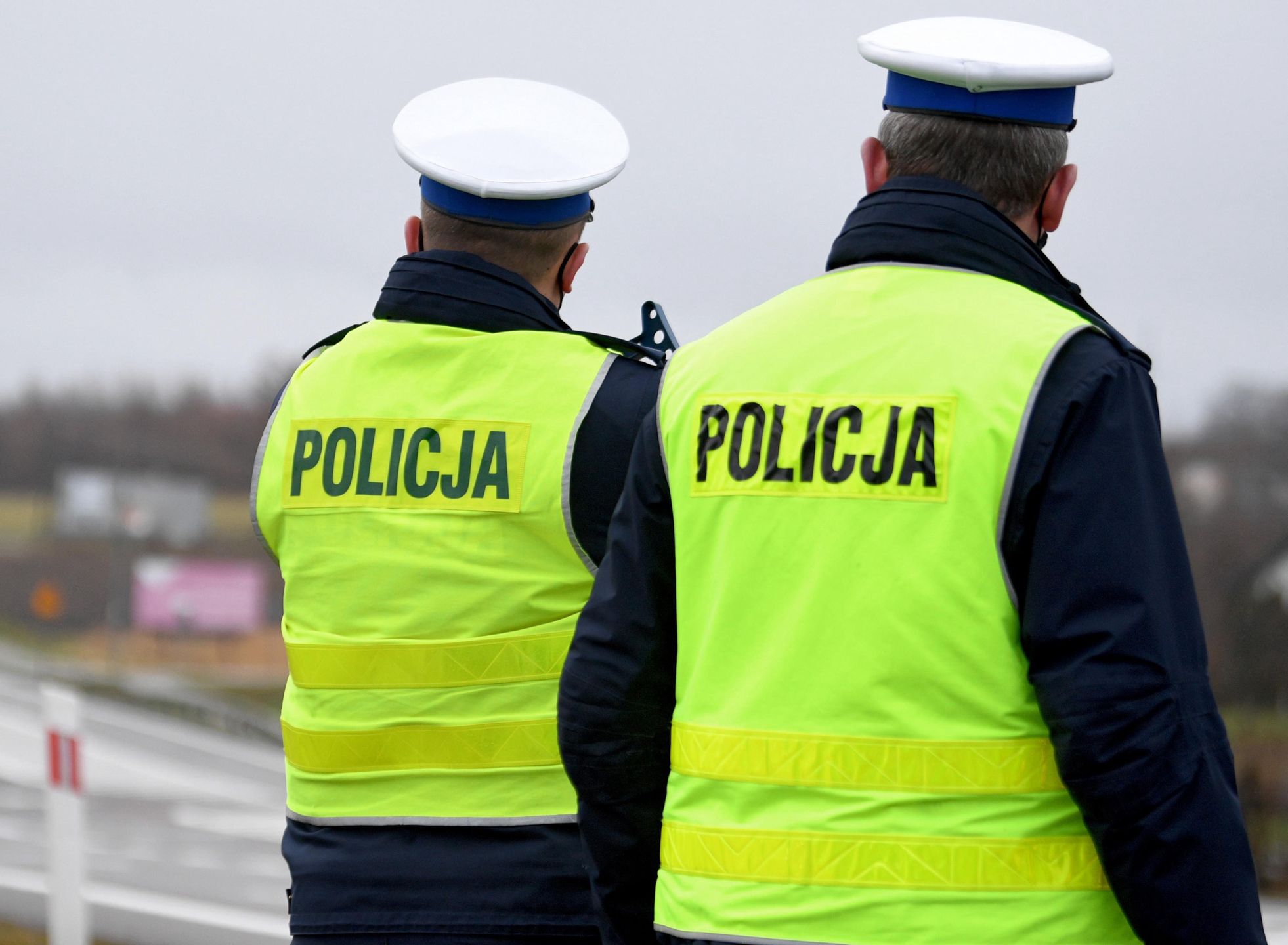 policyjna kontrola
Dukowiczki, 01.01.2022. Patrol policji podczas kontroli na drodze krajowej numer 77 w Du�kowiczkach, 1 bm. 1 stycznia br. zacz�y obowi�zywa� zaostrzone przepisy ruchu drogowego podnosz�ce m.in. stawki mandat�w karnych. (dd/awol) PAP/Darek Delmanowicz
Darek Delmanowicz
drog�wka, ilustracja, kontrola, mandat, mandaty, nowe, nowe stawki mandat�w, nowelizacja Prawa o ruchu drogowym, nowy taryfikator, policja, policjanci, policjant, przepisy, ruch drogowy, surowe, wykroczenia, wykroczenie, zaostrzone, kamizelka, napis, odblaskowa, s�u�bowa