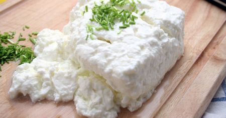 Nic tak nie wspiera odchudzania jak ten ser. Warto jeść go na kolację