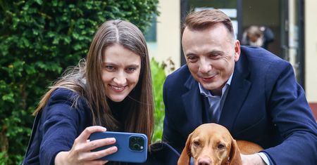 Jest w związku ze współpracownicą. Poznali się lata temu