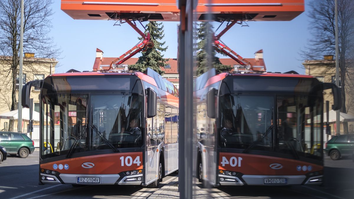 Autobusy elektryczne24.03.2020 Rzeszow , przystanek autobusowy DWORZEC GLOWNY PKP 03 . Stacja do ladowania autubusow elektrycznych Solaris Urbino electric .Fot. Patryk Ogorzalek / Agencja GazetaFot. Patryk Ogorzalek / Agencja GazetaSolaris Urbino electric, ZTM, autobus, ekologia, elektromobilnosc, elektryczny, elektryk, komunikacja miejska, ladowanie, ladowarka, mpk, odnawialne zrodla energii, pantograf, prad, przystanek, zielona enegria, zielona energia