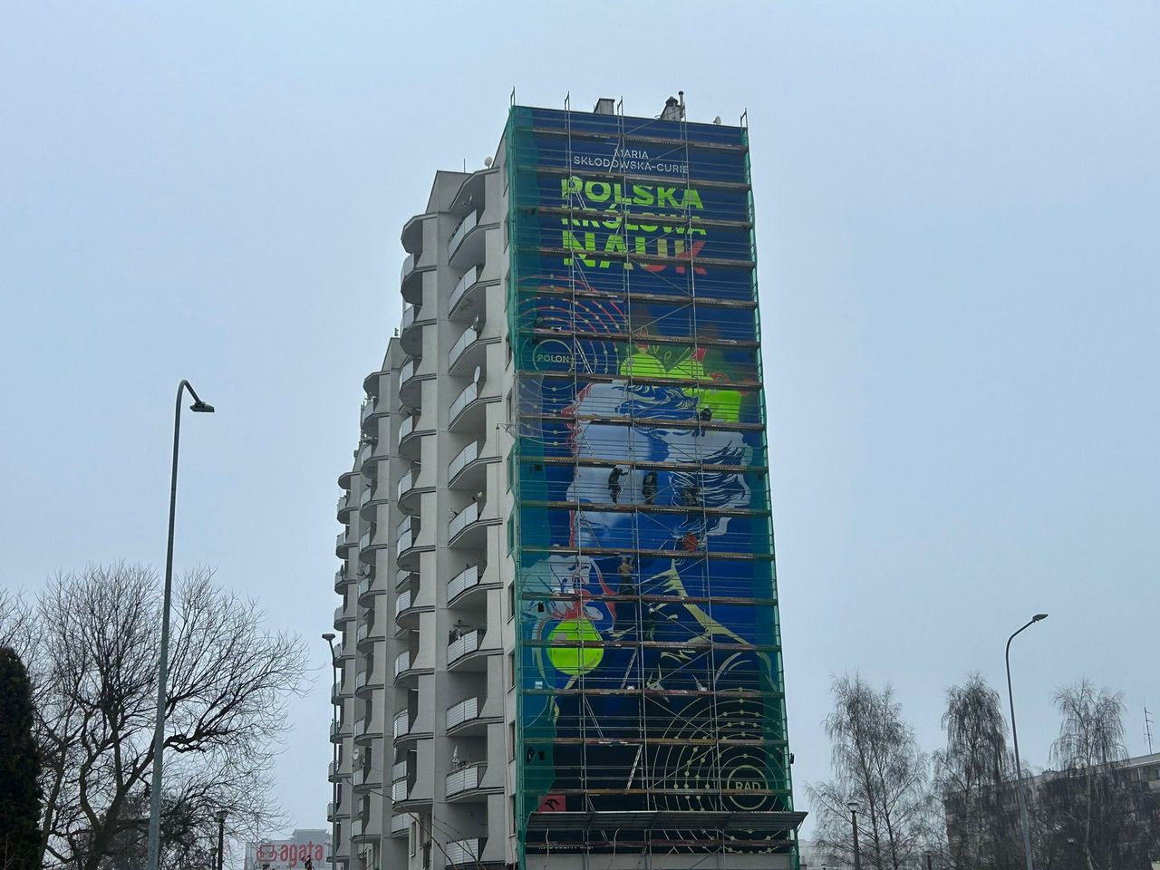 Nowa przestrzeń sztuki w Płocku – mural z królową nauki na wieżowcu przy ul. Wyszogrodzkiej
