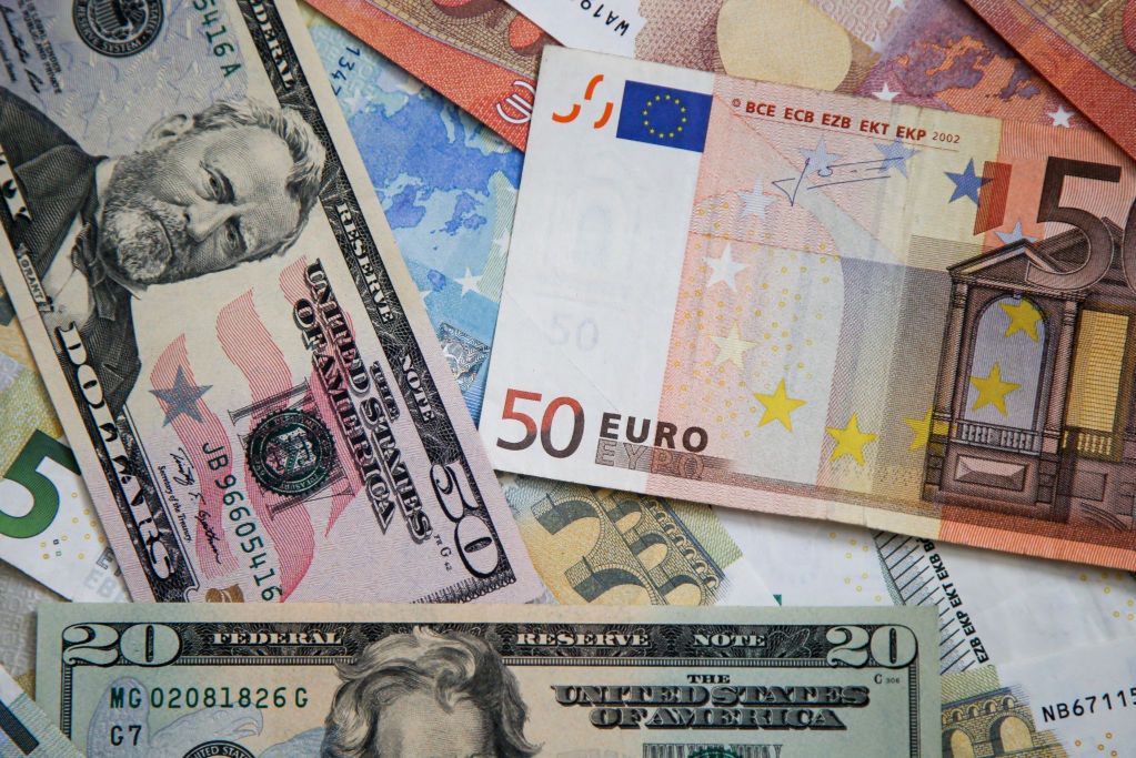 Kurs euro do dolara zrównał się po raz pierwszy od 20 lat