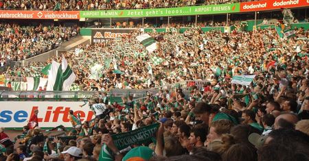 Dziwna moda na stadionach w Niemczech? Płacą 60 euro i rzucają piwem