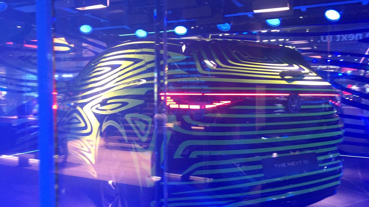 Kamuflaż i szkło nie ułatwiały zapoznania się z nowym, elektrycznym Volkswagenem.