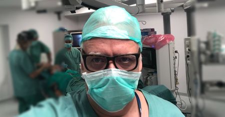 Prof. Paweł Nauman - neurochirug w roli zakaźnika. "Ludzi można prosić, żeby pomogli, ale trzeba też dać przykład. Jak się siedzi w wygodnym stołku, to nie działa"