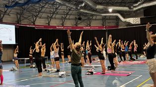 Krakowskie spotkanie z jogą w małej hali Tauron Areny. Zobaczcie, jak uczestnicy Urban Yoga 1.0 rozpoczęli niedzielę