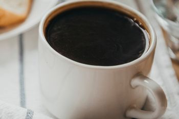 Wysusz, pokrusz i dodaj do kawy. Wystarczy pół łyżeczki, by poczuć różnicę