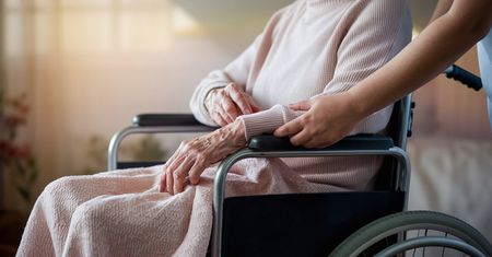 Drobne naprawy i pomoc dla seniorów. Płock rusza z pilotażem programu "Złota Rączka"