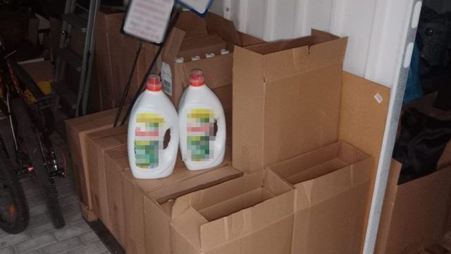 Policja zatrzymała mężczyznę za handel podrobionymi środkami do prania (zdjęcia)