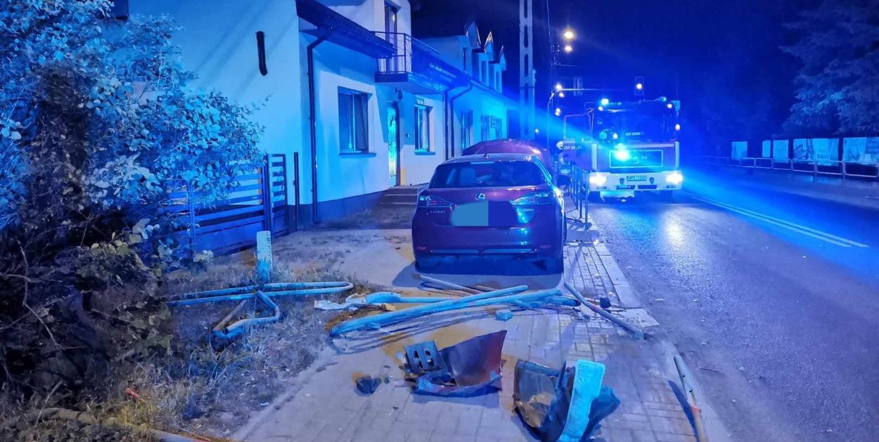 Lexusem wbił się w słup energetyczny i barierki - nocny wypadek w Bielsku!
