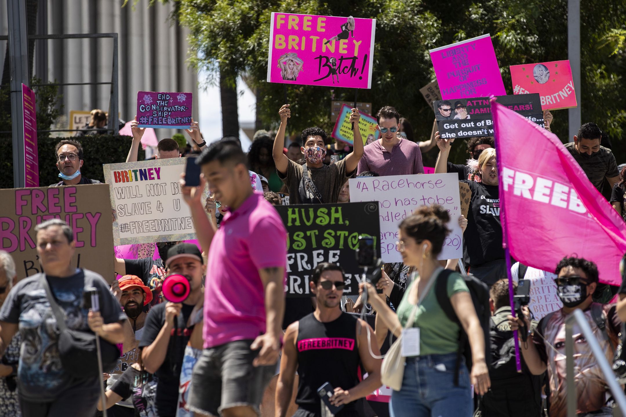 epa09297665 Hundreds of demonstrators rally during a #FREEBRITNEY protest in front of the court house where Britney Spears addresses the court in conservatorship hearing in Los Angeles, California, USA, 23 June 2021.  EPA/ETIENNE LAURENT Dostawca: PAP/EPA.