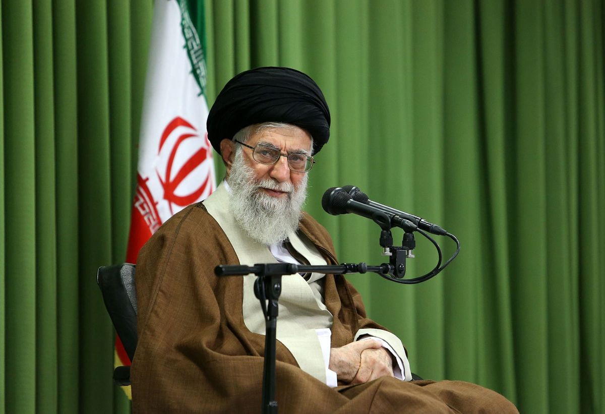 Ajatollah Ali Chamanei przewodzi rządom mułłów irańskich, zaprowadzającym terror i łamiącym prawa człowieka