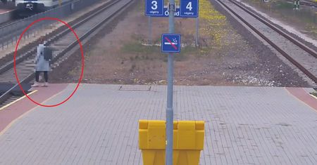 Blisko tragedii na Węgrzech! Pociąg prawie przejechał kobietę. Jest nagranie