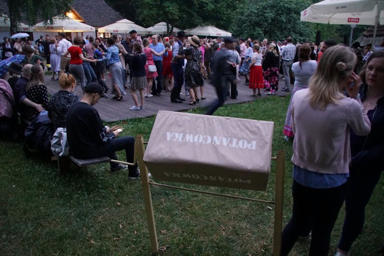 Nowy program rządu. Pół miliona złotych na organizację wiejskich potańcówek