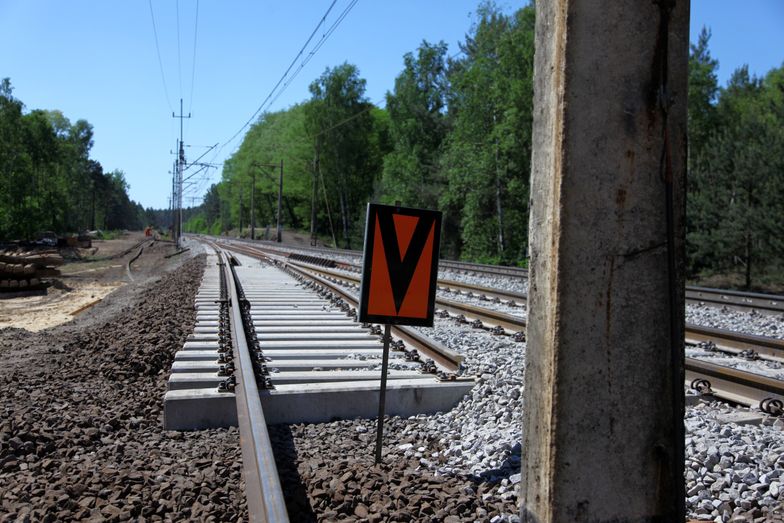 Jak nie złodzieje, to problemy wykonawcy i PKP PLK. A ludzie czekają na pociąg