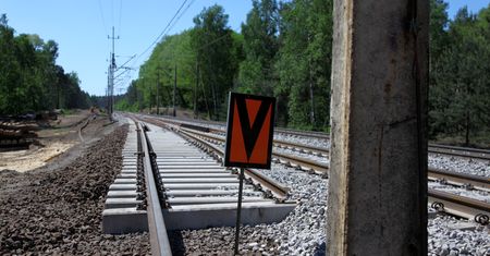 Jak nie złodzieje, to problemy wykonawcy i PKP PLK. A ludzie czekają na pociąg