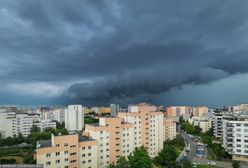 Burza. Silna burza na północ od Warszawy. W stolicy mocno wieje