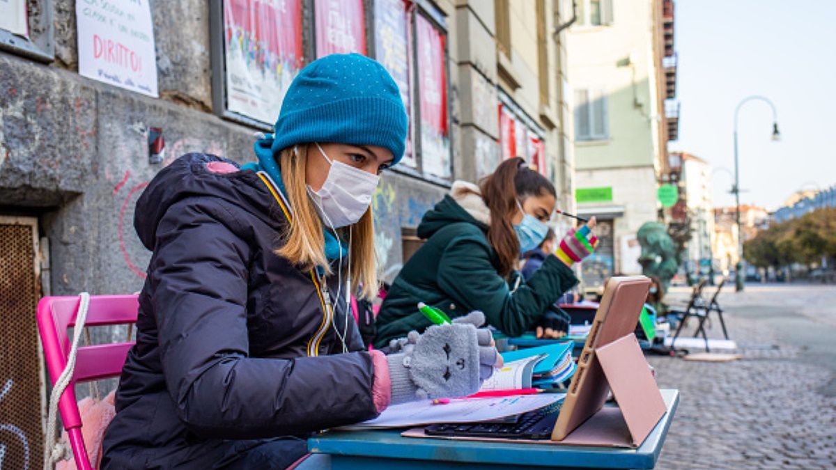 Anita Iacovelli protestuje przeciwko zamknięciu włoskich szkół