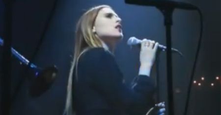 Rumer Willis śpiewa "Wrecking Ball"!