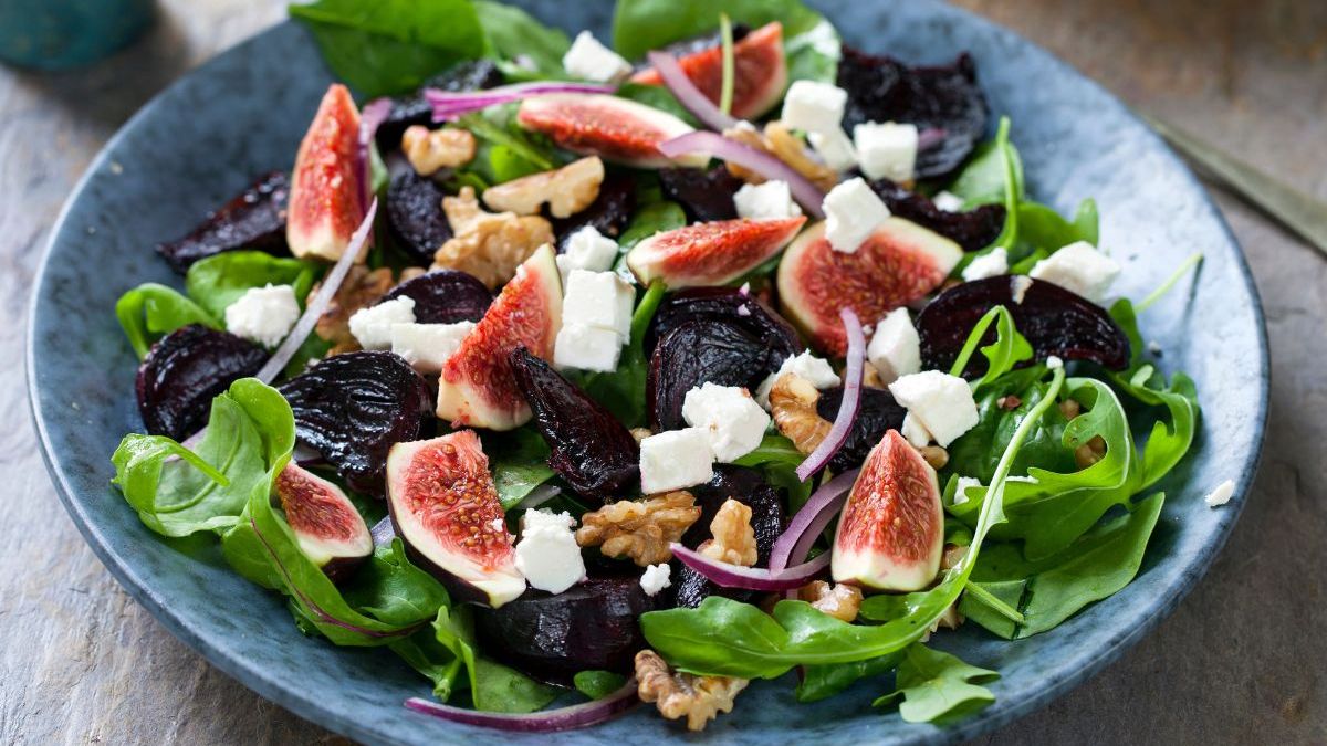 Do sałatki z burakiem i kozim serem pasuje słodki dodatek