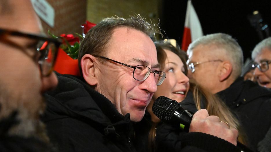 Radom, 23.01.2024. Były szef MSWiA Mariusz Kamiński (C) przed Aresztem Śledczym w Radomiu, 23 bm. Mariusz Kamiński opuścił więzienie w Radomiu. (sko) PAP/Piotr Polak