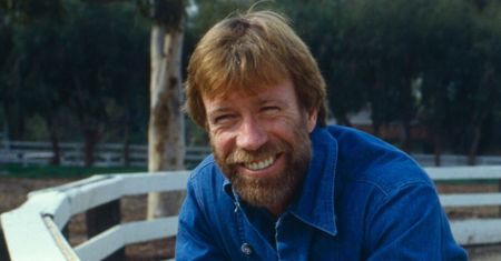 Chuck Norris NAWRACAŁ swoich fanów. Był autorem wielu książek i felietonów