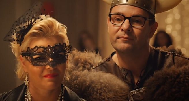 „Rodzinka.pl” z karnawałową kontrolą reklamuje wyprzedaż smartfonów w Orange (wideo)