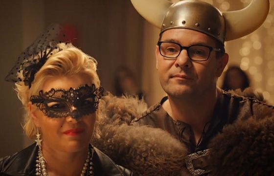 „Rodzinka.pl” z karnawałową kontrolą reklamuje wyprzedaż smartfonów w Orange (wideo)