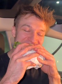 Zjadł Burgera Drwala przed premierą w Polsce. Przepłacił?