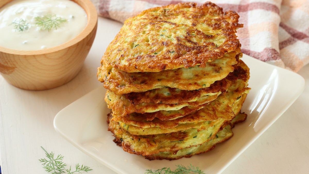 Placki z cukinii to dobry pomysł na lekki posiłek.