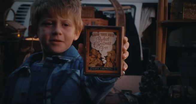 John Lewis przedstawia reklamę świąteczną, w roli głównej chłopiec i drapieżna roślina