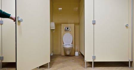 Nie uwierzyli księdzu. Przez taką dziurkę nagrywał w toalecie