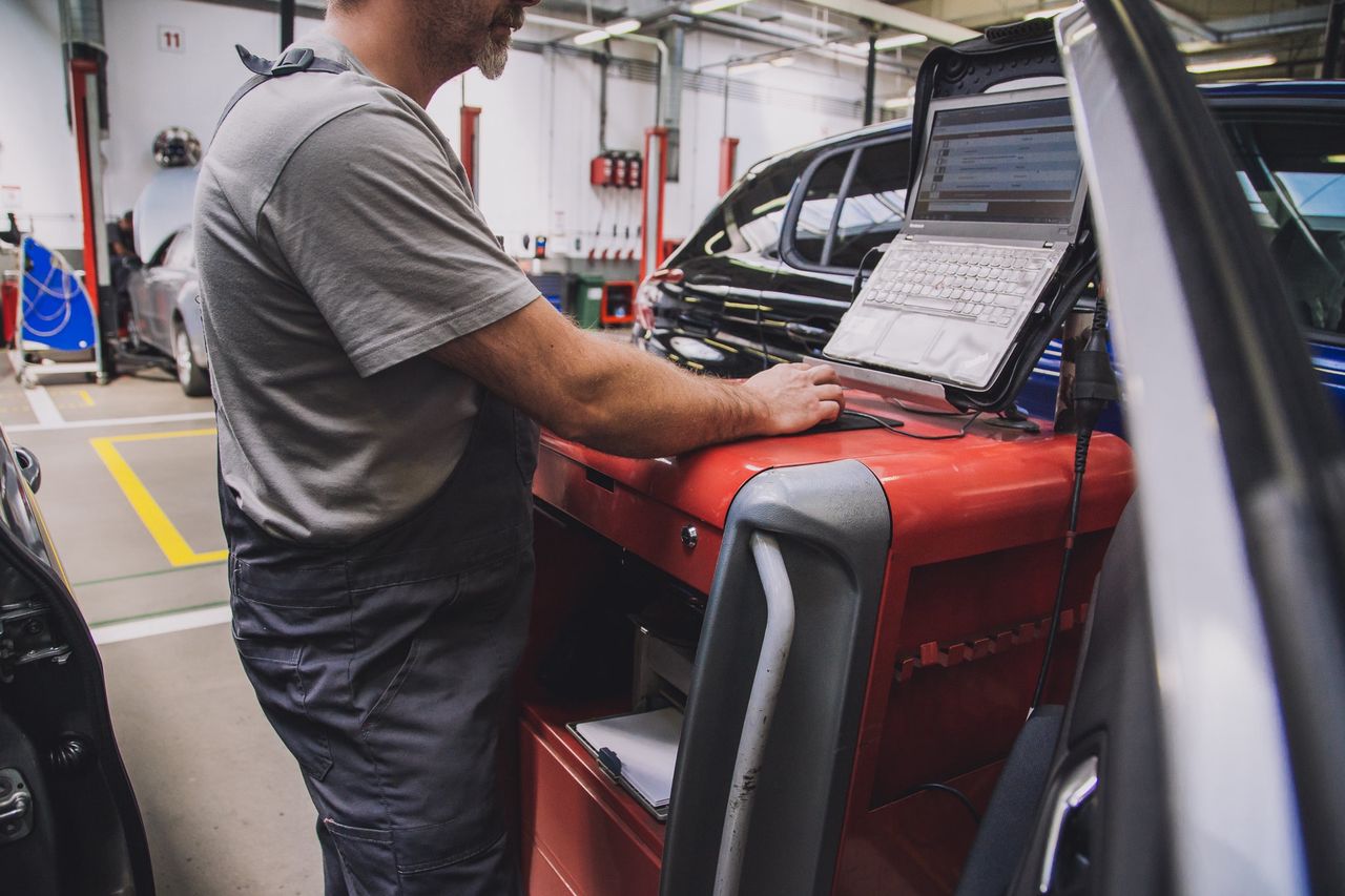 Warsztatom brakuje mechaników. Praca od ręki, a pensja to nawet 10 tys. zł na czysto