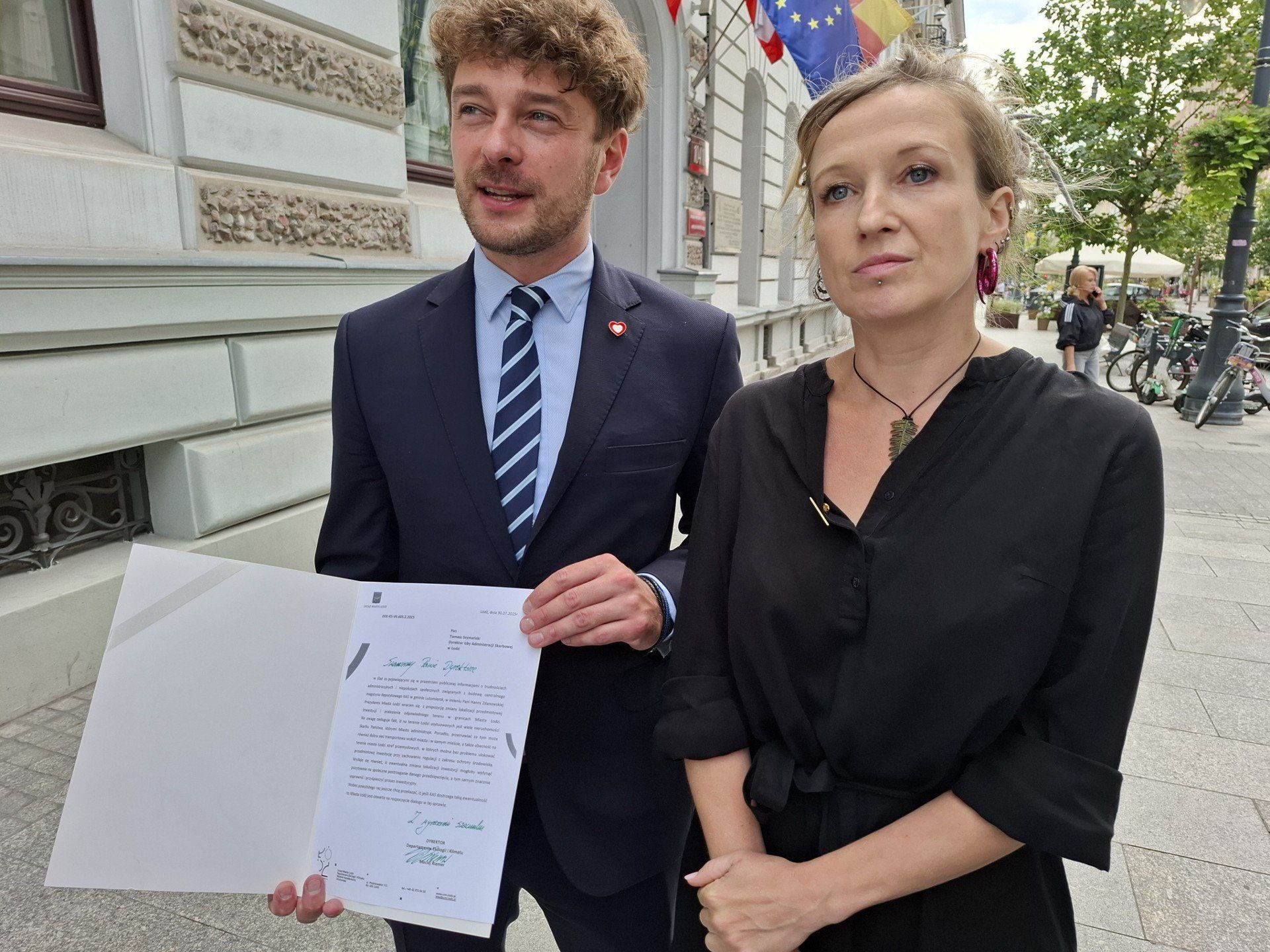 Magdalena Gałkiewicz i Maciej Riemer podczas konferencji 31 lipca 2025 przekazali informację dotyczącą propozycji prezydent Hanny Zdanowskiej, przeniesienia planowanej budowy magazynu depozytowego Krajowej Administracji Skarbowej do Łodzi.