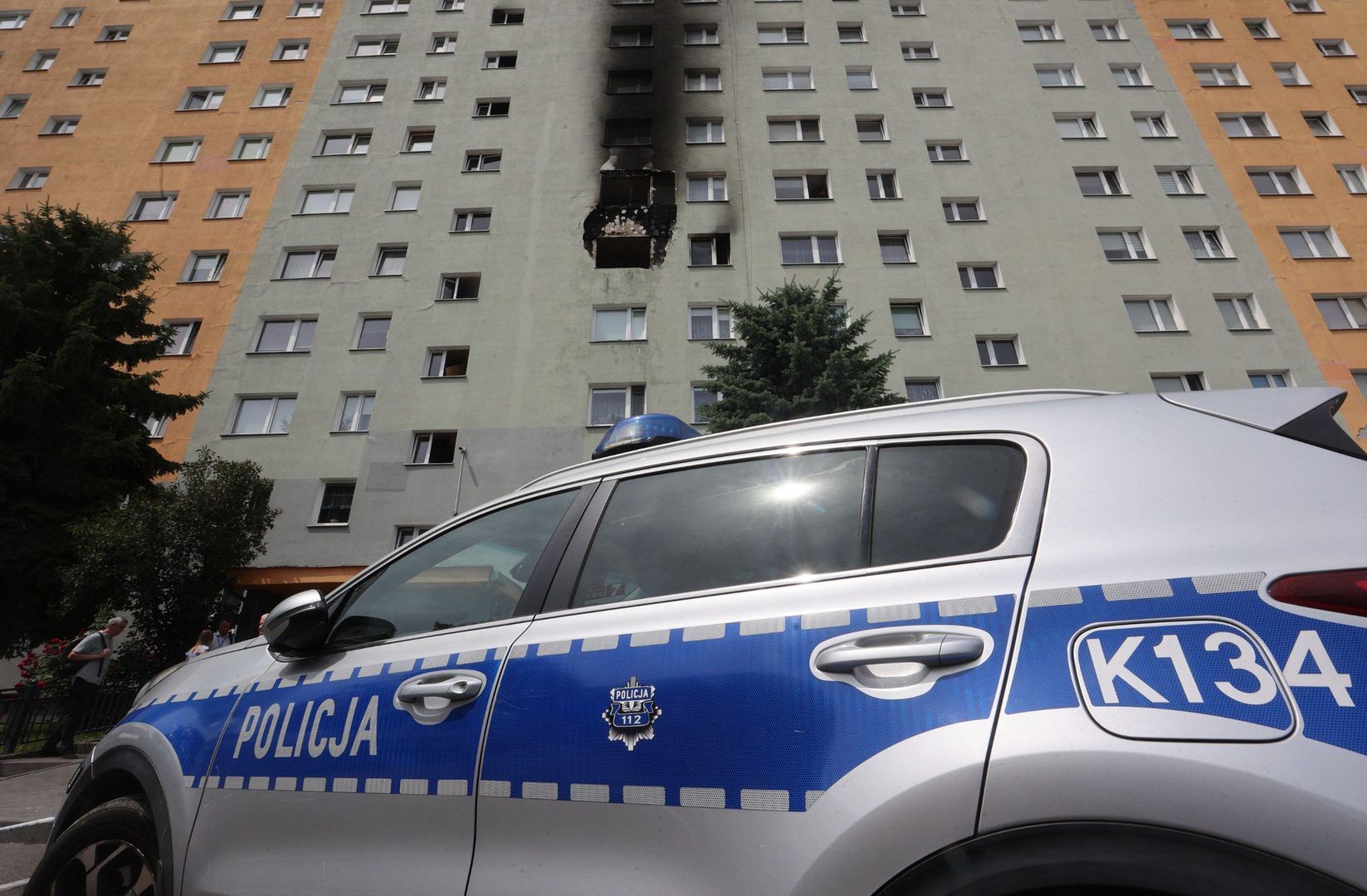 Blok przy ul. Popiełuszki, gdzie w środę wybuchł pożar. Nadal czuć tam zapach spalenizny.
