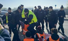 Znów się zaczęło. Aktywiści w akcji na moście, na miejscu policja