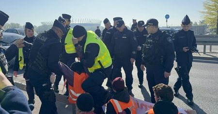 Znów się zaczęło. Aktywiści w akcji na moście, na miejscu policja