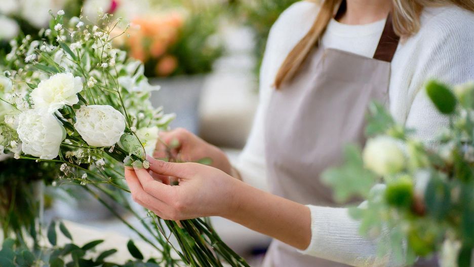 kwiaciarka, kwiaty, kobieta, kwiaciarnia, bukiet, florystyka, dekoracja, florist, flower, shop, praca, sprzedaż, osoba