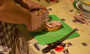 Przechowujesz wędlinę w ten sposób? Nic dziwnego, że się szybko psuje