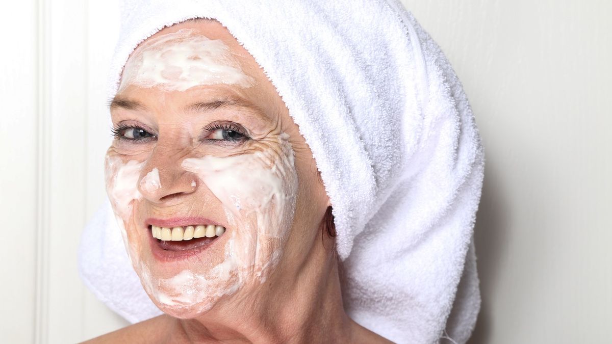 Kobieta w maseczce na twarzy.