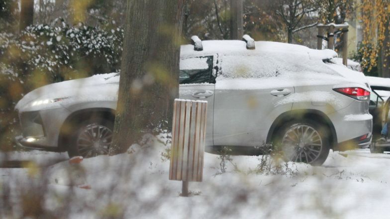 Donald Tusk przyłapany w drodze do auta. Był o krok od upadku!