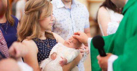 Większość Polaków chce ochrzcić dziecko. Nie wszyscy kierują się wiarą