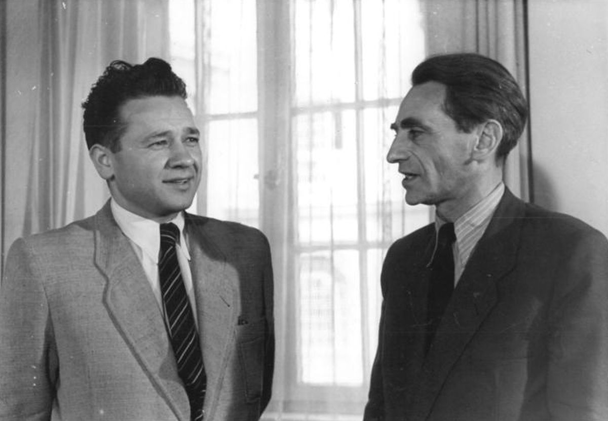 Tadeusz Borowski (po lewej) i Mieczysław Jastrun na kongresie pisarzy w NRD, 4 lipca 1950