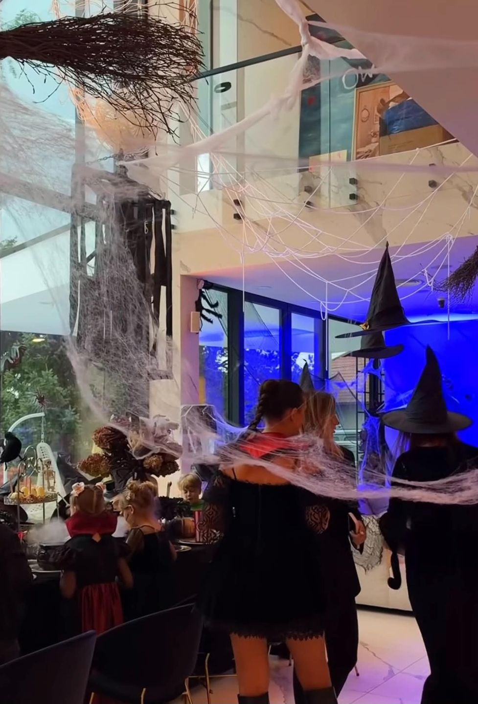 Klaudia Halejcio udekorowała willę na Halloween