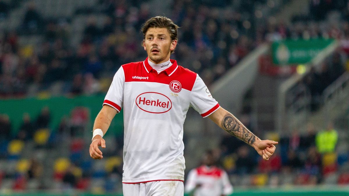 DUESSELDORF, GERMANY - OCTOBER 30: Dawid Kownacki of Fortuna Duesseldorf gestures during the DFB Cup second round match between Fortuna Duesseldorf and Erzgebirge Aue at Merkur Spiel-Arena on October 30, 2019 in Duesseldorf, Germany. (Photo by TF-Images/Getty Images)