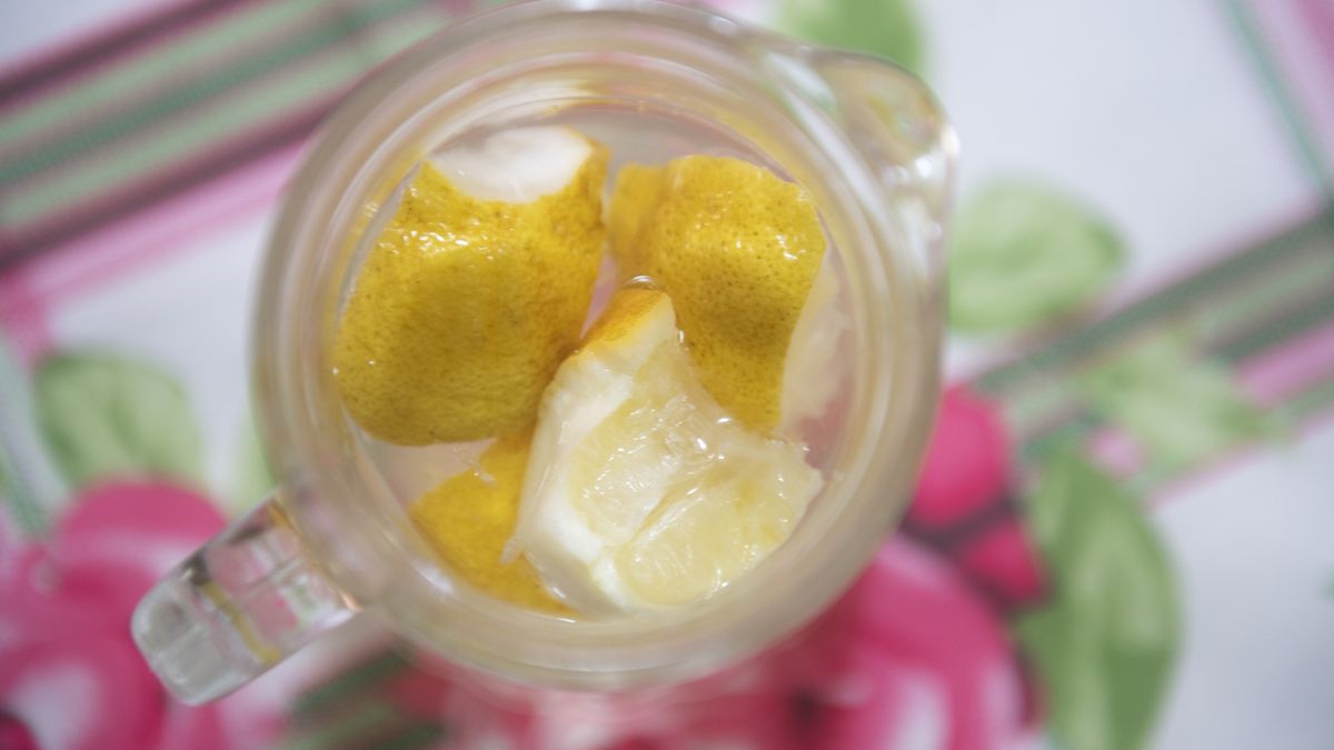 Woda wypita na czczo pomaga schudnąć