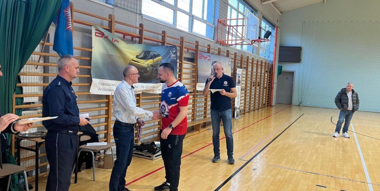 Legnickie Pole: Mundury zamienili na sportowe stroje i rozegrali turniej halowy