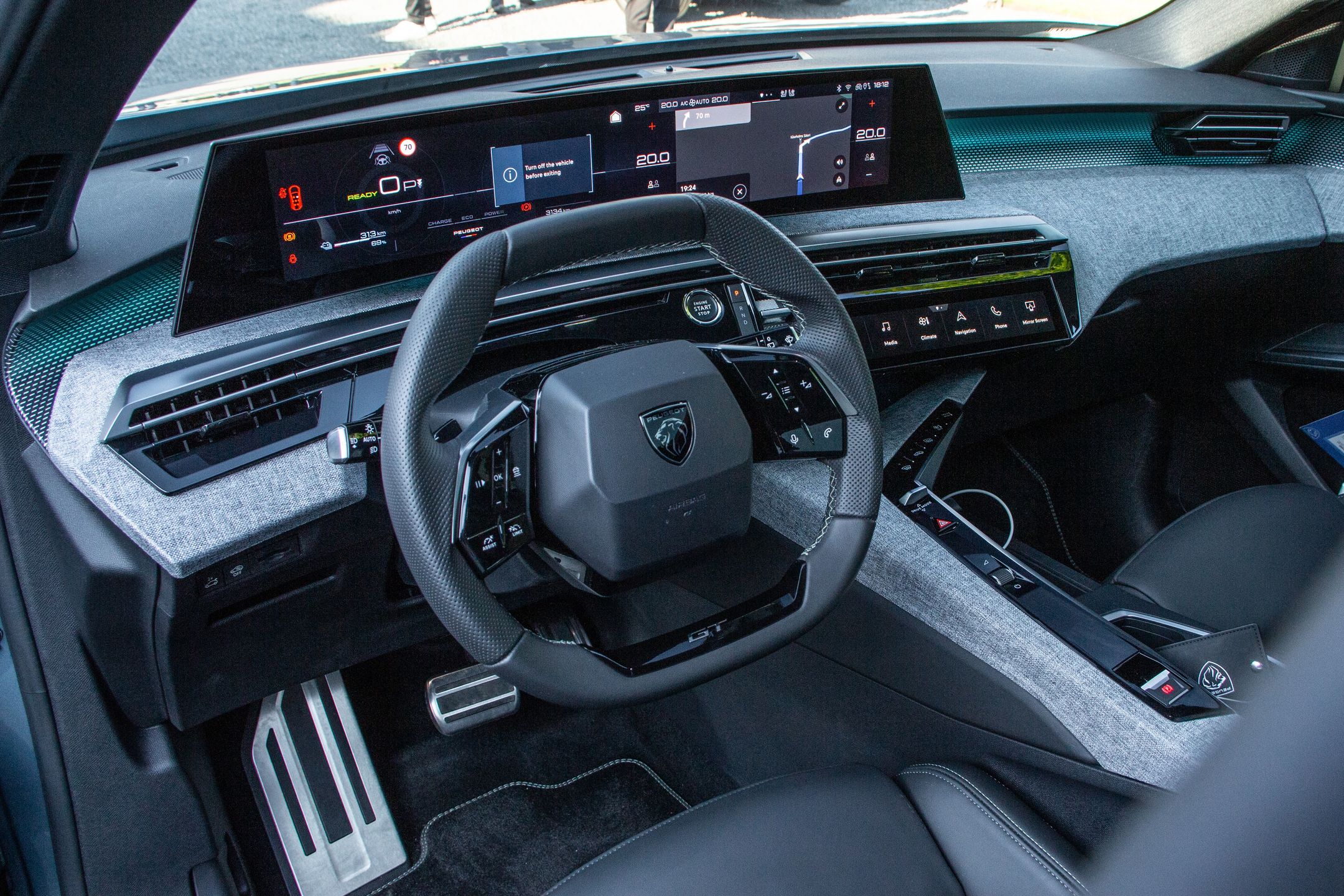 Peugeot e-5008